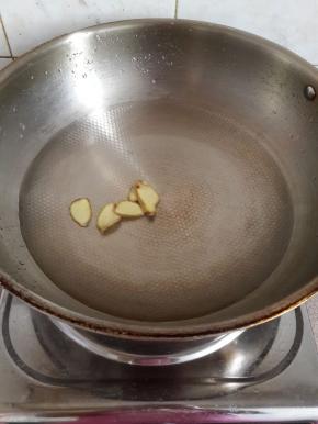 炒锅烧水至开加几片姜片去腥