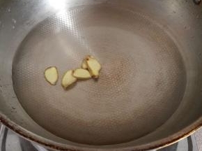 炒锅烧水至开加几片姜片去腥