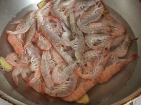 水开以后沸腾起来放入基围虾，马上会开始变色