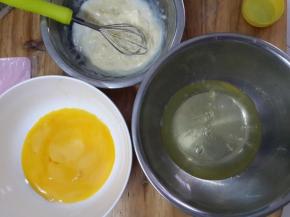 榴莲打成泥和牛奶混均匀。鸡蛋的蛋白和蛋清分离放干净无水油的容器里面