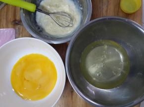 榴莲打成泥和牛奶混均匀。鸡蛋的蛋白和蛋清分离放干净无水油的容器里面