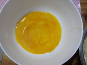 蛋黄加玉米油和1勺白糖搅拌均匀