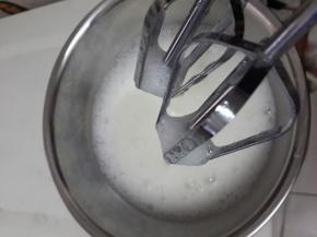 蛋白加一勺白糖低速打散