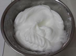 第三次加白糖打到提起打蛋器呈直尖