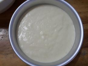 倒入六寸活底模具。用力震几下震出大气泡