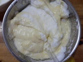 再次取三分之一搅拌后全部倒回蛋白容器一起快速翻拌的方式拌好