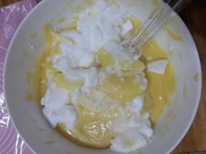 取三分之一蛋白加入蛋黄糊一起翻拌