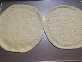 5.在上面用叉子戳一些小洞，盖上保鲜膜，静置20分钟。静置的时候我们可以处理别的食材。