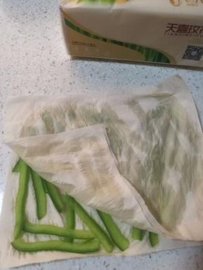 9.因为洋葱和青椒水分比较多，所以尽量切薄一点，用两片厨房纸巾夹着，按压，洗掉多余的水份。