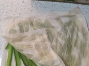 9.因为洋葱和青椒水分比较多，所以尽量切薄一点，用两片厨房纸巾夹着，按压，洗掉多余的水份。