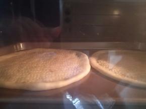 10.处理碗这些，披萨大概也松弛好了。烤箱预热200度10分钟。然后放入披萨饼皮烤5分钟。