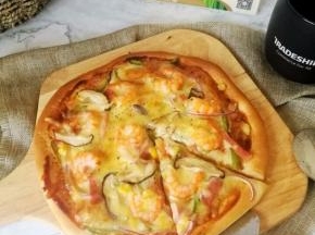 16.烤好乘热吃，拉丝的芝士，丰富的食材，有嚼劲的饼底，好满足