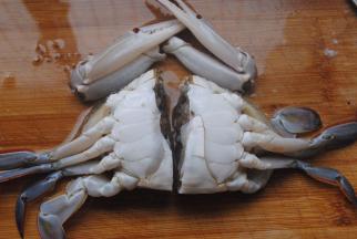 梳子蟹把大钳子摘下，一分为二