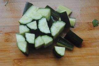 黄瓜切小段，准备好蒜末，姜片和葱花香菜