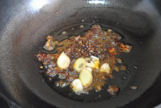 热锅，放入适量的食用油，爆香豆瓣酱，放入蒜末和姜片，花椒，小火爆香
