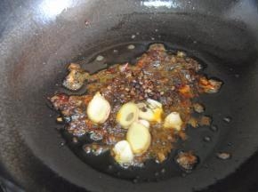 热锅，放入适量的食用油，爆香豆瓣酱，放入蒜末和姜片，花椒，小火爆香
