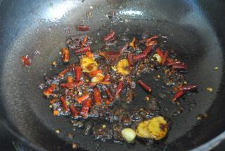 放入浸泡过的干辣椒段继续煸香