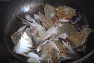 倒入螃蟹块，转大火爆炒