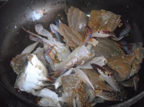 倒入螃蟹块，转大火爆炒