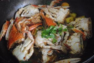 翻炒均匀倒入香菜葱花段翻匀即可出锅