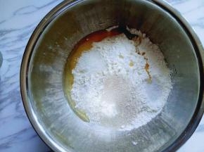 饼皮的全部食材加入容器中，(主料部分全部是饼皮食材)牛奶可以分次加入，因为不同的面粉吸水性不同。用筷子搅成絮状。