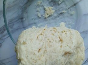 发酵好的面团，全部是蜂窝眼。