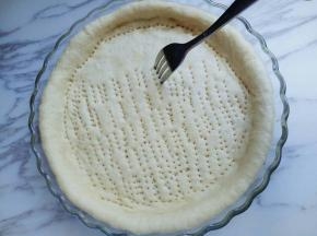 用叉子扎满洞洞，防止饼皮烤的过程中，中间凸起。放入烤箱进行二次发酵约15分钟左右。