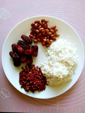 香米，红枣，红皮花生和红豆提前用清水浸泡至少两个小时。