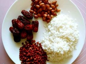香米，红枣，红皮花生和红豆提前用清水浸泡至少两个小时。