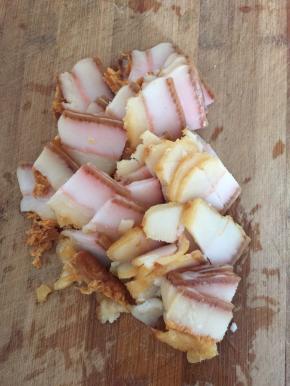 

腊肉煮熟后晾凉切成薄片备用！




