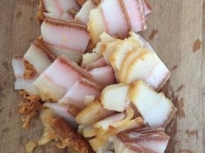 

腊肉煮熟后晾凉切成薄片备用！




