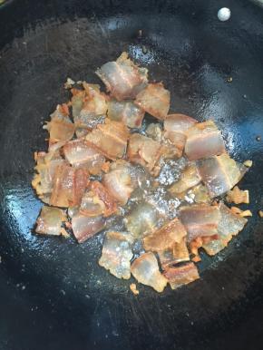 锅烧热，放入腊肉煸炒出油！




