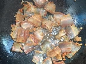 锅烧热，放入腊肉煸炒出油！




