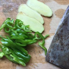 姜切片，中椒切丝