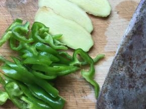 姜切片，中椒切丝