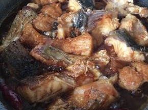 五分钟后把鱼翻个面