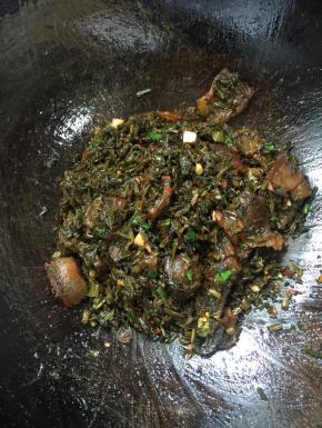 起锅前加入适量葱段和鸡精调味即可关火！




