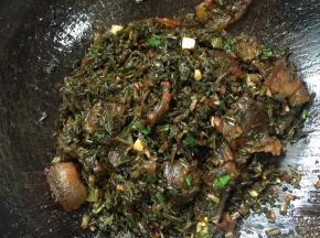 起锅前加入适量葱段和鸡精调味即可关火！




