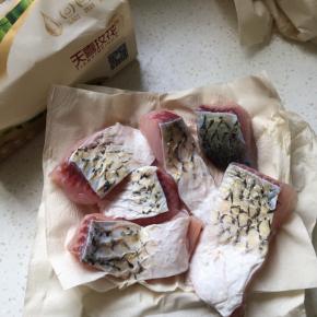 腌好的鱼用天喜玫花纸巾吸干鱼表面水份