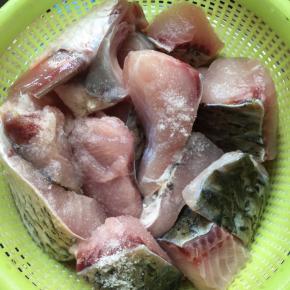 鱼用盐腌半小时