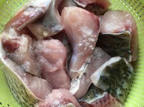 鱼用盐腌半小时