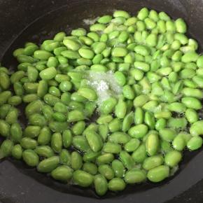 变绿加1克盐翻炒均匀