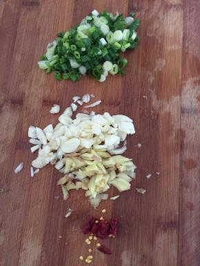 蒜瓣剁碎，生姜切成小丁，干辣椒切成段，葱切成小段儿备用！




