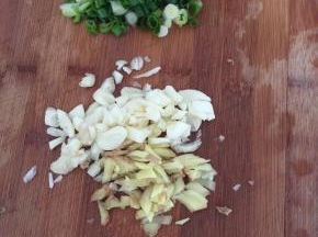 蒜瓣剁碎，生姜切成小丁，干辣椒切成段，葱切成小段儿备用！



