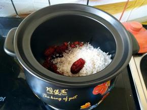 连同红枣一起放入砂锅中。