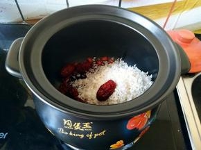 连同红枣一起放入砂锅中。