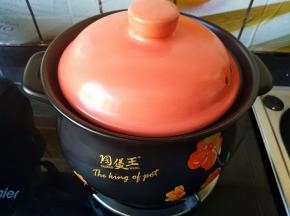 盖上盖子小火慢煮。