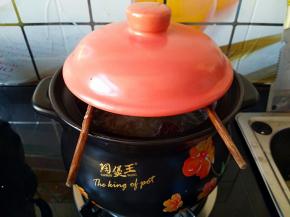 开锅之后加上两只筷子，以防溢锅。