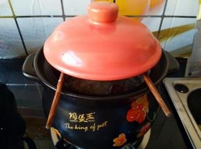 开锅之后加上两只筷子，以防溢锅。