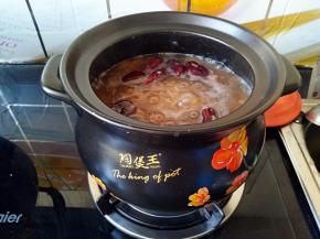 煮至粘稠的时候放入红糖，再煮至红糖完全融化，然后关火盖好盖子再焖五分钟就可以了。